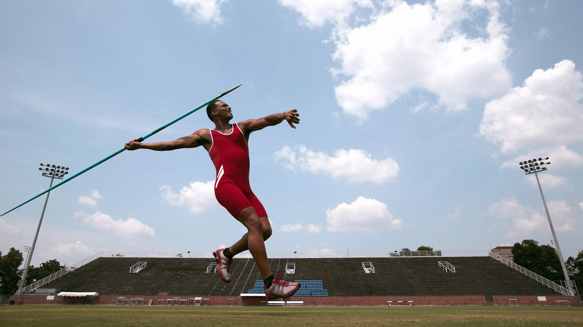 北欧风暴与永恒之城的对决，莱万单骑改写历史的夜晚