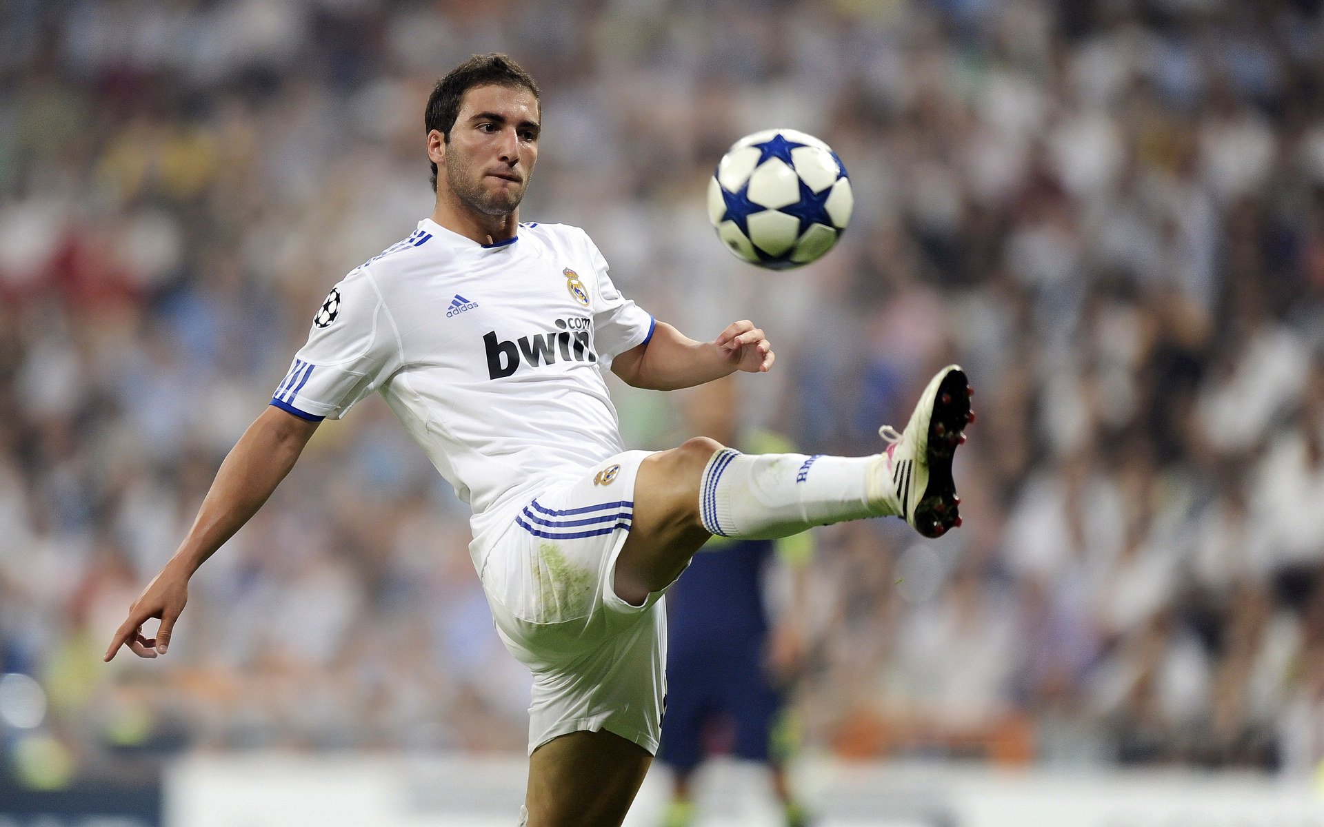 智利强势晋级爱尔兰，维尼修斯教科书级表现诠释现代足球新维度